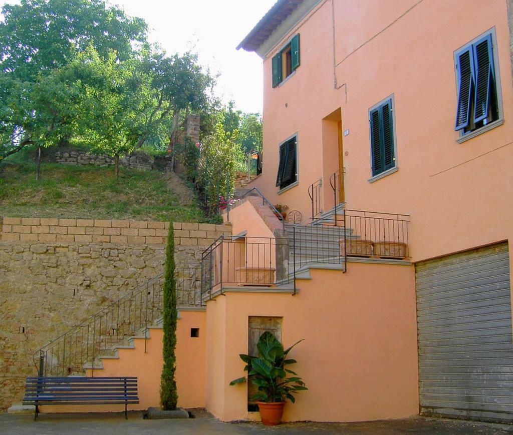 Appartamenti La Rocca Palaia Exteriör bild